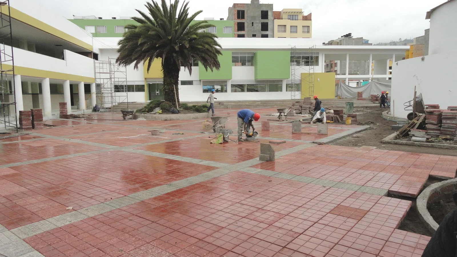 Patio adoquinado del Colegio San Francisco Javier en Pasto